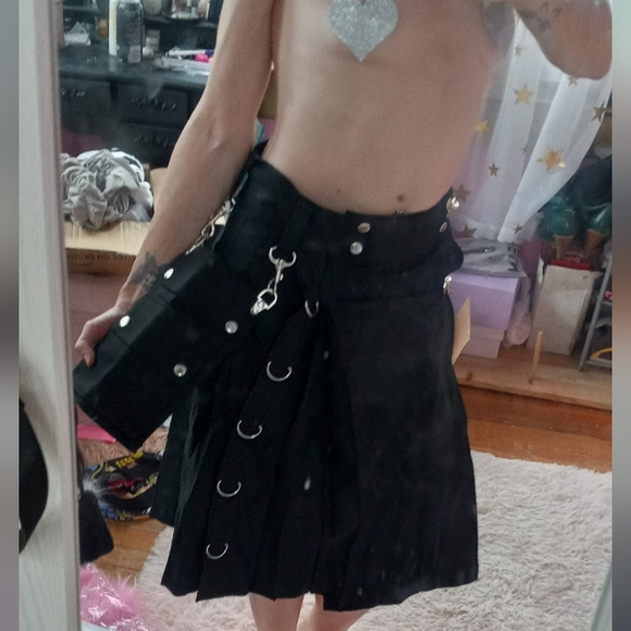 SOLD! Unisex Gothic kilt! Wrap style w Snaps and metal clasps w 2 saddle bags! - Picture 13 of 15